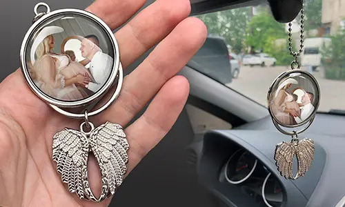 Colgante de espejo de coche personalizado con alas redondas y foto – Un regalo significativo para futuros padres