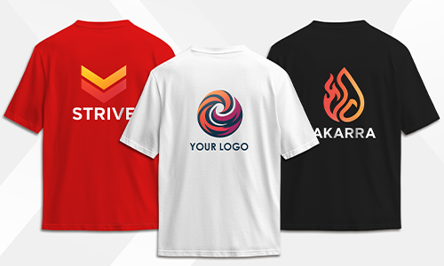 Personligt hjerteformet killingefoto-tag med ternet potepålay “IDA” — rustikt udeområde.