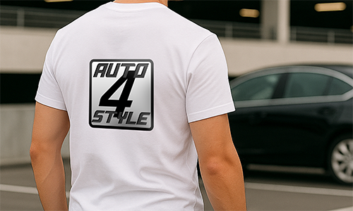 Personen bär en personlig vit ”AUTO 4 STYLE” t-shirt med en fet logotyp – står i en parkeringsgarage nära en svart bil.