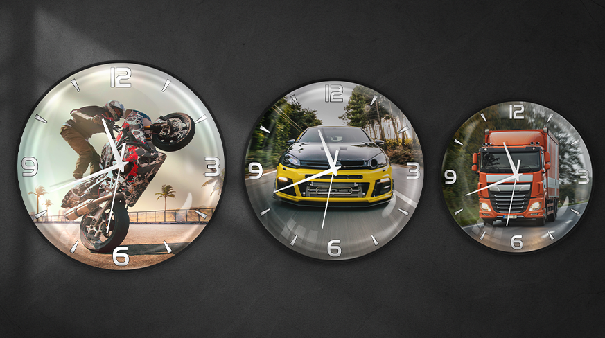 Collectie van wandklokken met auto's, vrachtwagens en motoren