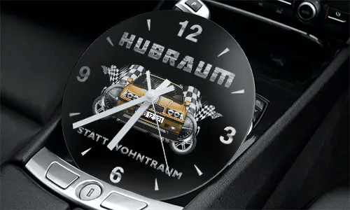 Rennsport-Uhr in der Mittelkonsole mit zwei Autos, Zielflaggen und Schriftzug HUBRAUM STATT WOHNTRAUM