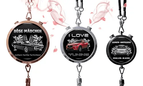 Drei runde Anhänger mit Auto-Themen auf schwarzen Hintergründen. Links: Oldtimer mit deutschem Text und Schachbrettflaggen. Mitte: rotes SUV, „I Love Tuning.“ Rechts: blaues Auto mit Schachbrettflaggen und deutschem Text. Pinke Blumenakzente rundherum.