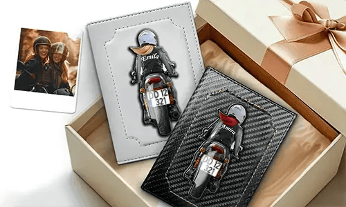 Gepersonaliseerde documenthouder voor motorfiets met naam en kenteken voor je vriendin.