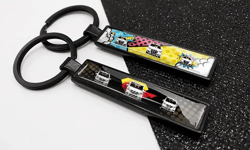 Llavero estilo cómic con matrícula, diseños coloridos e ilustraciones de coches