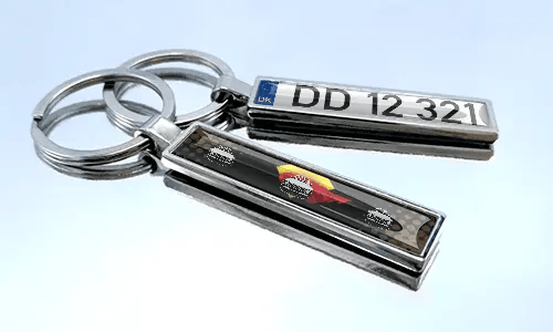 Portachiavi in metallo in stile fumetto con design di auto e dettaglio della targa