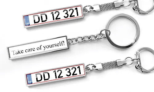 Metalowe breloczki w stylu biznesowym z własnym tekstem na tablicy rejestracyjnej i wygrawerowaną wiadomością
