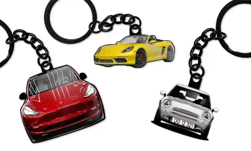 Porte-clés voiture personnalisés avec une berline rouge, un cabriolet sportif jaune et une berline bleue, conçus comme accessoires et cadeaux automobiles sur mesure