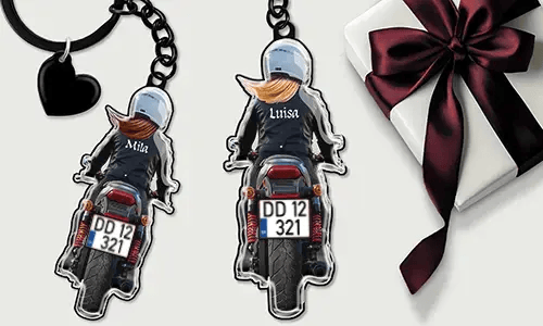 Personalizowany brelok motocyklowy z imieniem i tablicą – prezent dla twojej córki