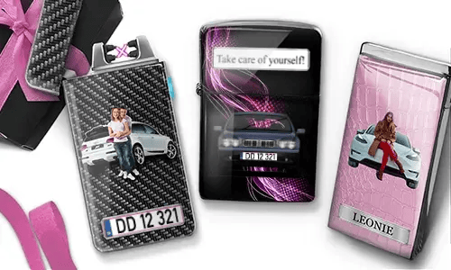 Drei Feuerzeuge mit auto­bezogenen Designs, die Bilder von Autos und Menschen zeigen, vor schwarzem und pinkem Hintergrund und mit einem stilvollen, modernen Flair.