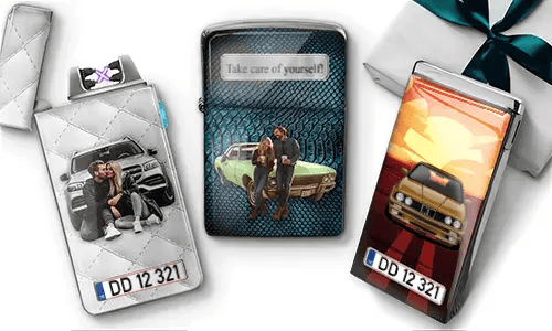 Personalisierte Zigarettenetuis mit individuellen Bildern und Kennzeichen. Sie zeigen Paare mit Autos, eine Geschenkbox und ein Schild mit der Aufschrift „Zusammen Glücklich“.