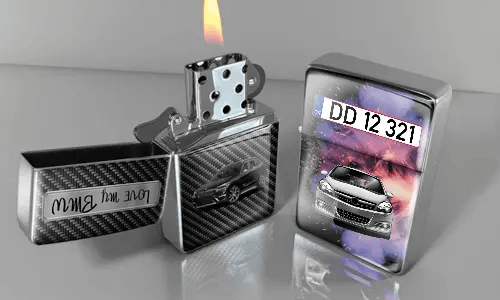 Zwei Metallfeuerzeuge mit Automotiven: silber mit Flamme und kyrillischem Text, kosmisches Design mit buntem Hintergrund