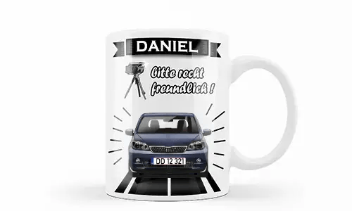 Weiße Tasse mit silbernem Auto und Blitzer-Grafik, Name Daniel und humorvollem deutschen Text