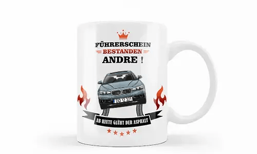 Weiße Tasse mit silbernem Auto, Flammen und Reifenspuren, deutscher Glückwunschtext zur Führerscheinprüfung für Andre