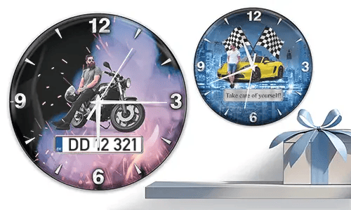 Zwei Wanduhren mit männlichen Figuren und Fahrzeugen: links mit Motorrad und Flammenmotiv, rechts mit gelbem Sportwagen und Rennflaggen