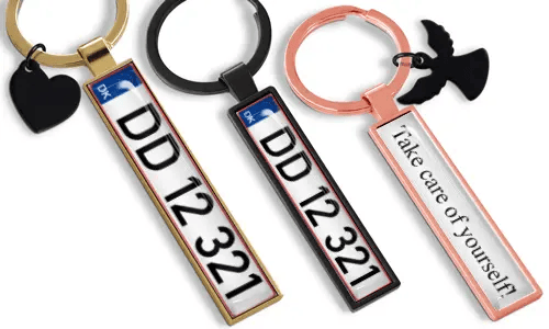 I portachiavi con targa personalizzata presentano testo personalizzabile e finiture in metallo