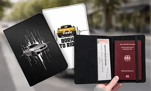 Tre custodie passaporto: nere con auto argento, bianche con auto gialla e scritta BORN TO RIDE, a destra aperte con passaporto tedesco e carta di imbarco