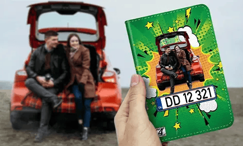 auto hülle Comic 2 auf dem Tisch neben Tastatur autopapiere mappe