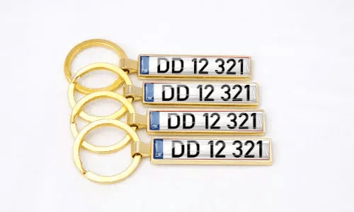 Porte-clés dorés style plaque d’immatriculation avec numéros personnalisés arrangés