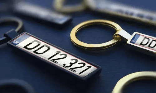 Metal license plate keychains highlight personalized messages as gift ideas