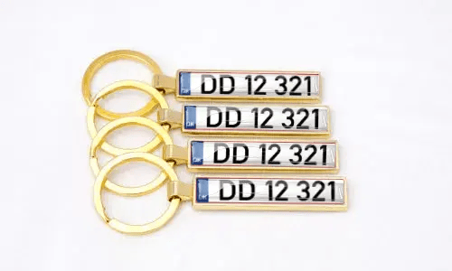 Llavero de metal dorado con placa de matrícula resalta accesorios de coche personalizados
