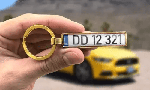 Gouden sleutelhanger op maat met gegraveerde nummerplaatnummers