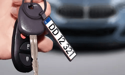Porte-clés noir style plaque d’immatriculation, suspendu aux clés de voiture au quotidien
