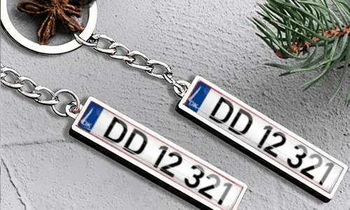 Metall-Schlüsselanhänger mit Nummernschild und Flaggen-Detail