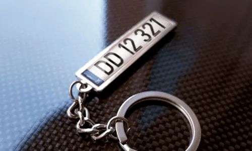 Metalen sleutelhanger met vlaggenontwerp-pendant en chromen ring