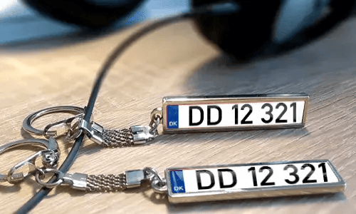 Personliga metallnyckelringar med egen text och brickor i registreringsskyltstil