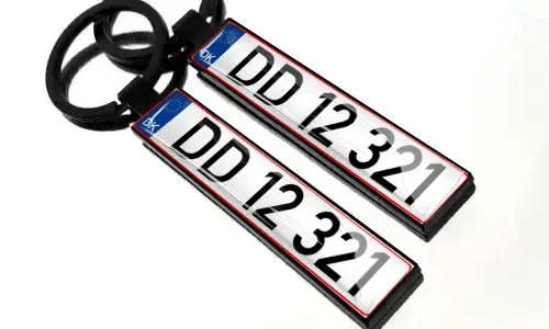 Nummernschild-Schlüsselanhänger mit schwarzen Schlüsselringen