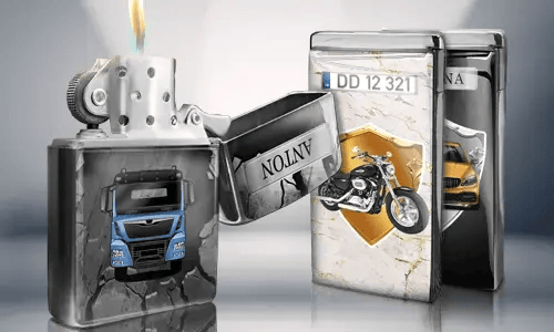 Geöffnetes Metallfeuerzeug mit blauem LKW-Design, Flamme brennt. Dahinter stehen zwei geschlossene Feuerzeuge mit Motiven: ein Motorrad und ein Auto mit Kennzeichen.