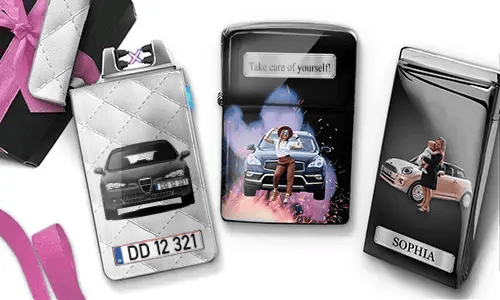 Stilvolle Feuerzeuge mit Frauen, die mit Luxusautos posieren. Auf einem steht „Beste Mama“, auf einem anderen „Beste Mama der Welt“, arrangiert vor einem geschenkähnlichen Hintergrund.