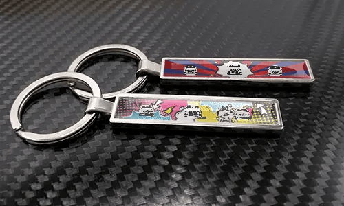 Metalen stripstijl autosleutelhangers met kleurrijke Pop-Art voertuigdesigns