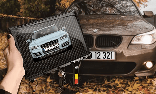 schlüsselbrett personalisiert mit Carbon Hintergrund in der Hand individuelles Schlüsselbrett