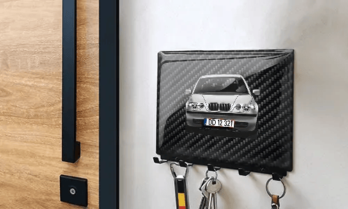 schlüsselbrett personalisiert mit Carbon Hintergrund auf der Wand Schlüsselbrett mit Wunschmotiv