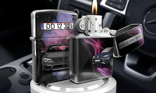 Satz metallischer Feuerzeuge mit Luxusautos: eines offen mit Flamme, andere mit violetten Lichtstreifen, im Autoinnenraum platziert