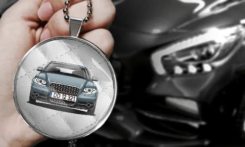 Innenspiegelanhänger mit dem Weißleder Hintergrund in der Hand rückspiegelanhänger auto