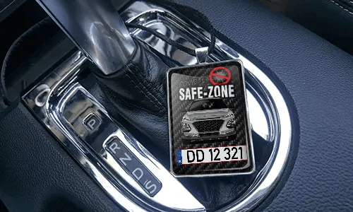 Auto-Safezone-Anhänger mit Carbon Hintergrund und Lederkette im Wagen Auto-Schutzraum-Anhänger