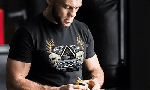 Schwarzes T-Shirt mit Grafik von Auto, Schädeln, Pistolen, goldenen Flügeln und sternförmigem Dreieckshintergrund