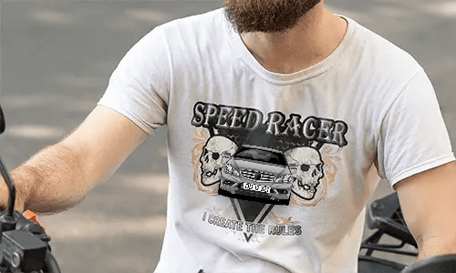 Weißes T-Shirt mit roter Motorradgrafik zwischen Schädeln, SPEED RACER oben, I CREATE THE RULES unten