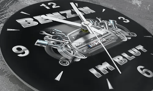 Wanduhr mit schwarzem Sportwagen, Kolben und Schraubenschlüsseln, Schriftzug BENZIN IM BLUT auf schwarzem Hintergrund
