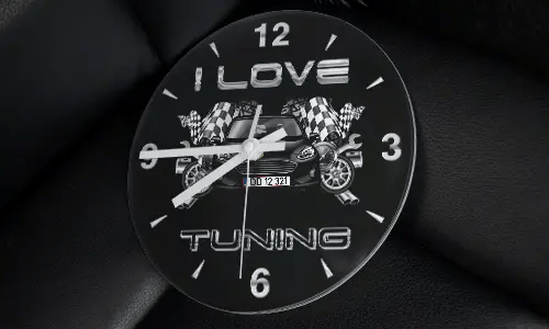 Wanduhr mit getuntem Auto, Zielflaggen, Rädern und Schriftzug I LOVE TUNING auf schwarzem Hintergrund