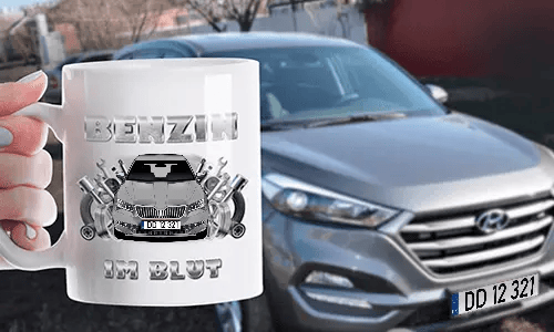 schrauber tasse in der Hand mit dem Wagem auf dem Hintergrund werkstatt tasse