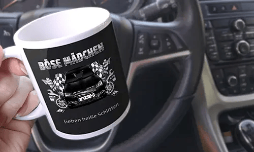 schrauber tasse in der Hand in dem Wagem hot rod tasse