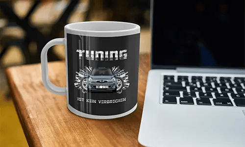 schrauber tasse auf dem Tisch neben den Laptop tasse mechaniker
