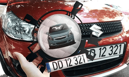 Autoschlüsselanhänger in der Hand mit dem Roten Wagen  persönlicher schlüsselanhänger