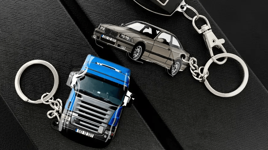 Breloki w kształcie samochodu i ciężarówki, prezentowane jako personalizowane akcesoria do pojazdów