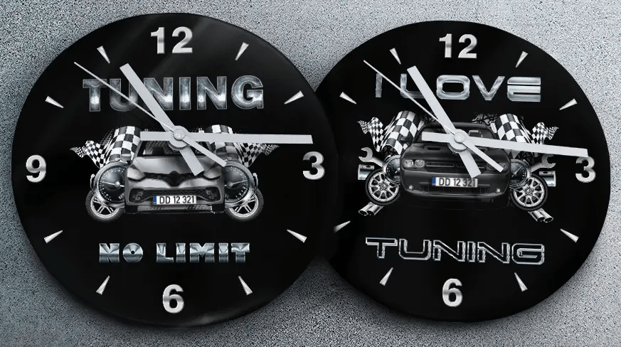 Zwei Wanduhren mit Rennsportmotiv: links mit schwarzem Auto und TUNING NO LIMIT Schriftzug, rechts mit blauem Auto und MOVE TUNING Text