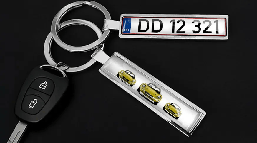Srebrne breloki z tablicą rejestracyjną z personalizowanymi numerami na eleganckim metalowym wykończeniu