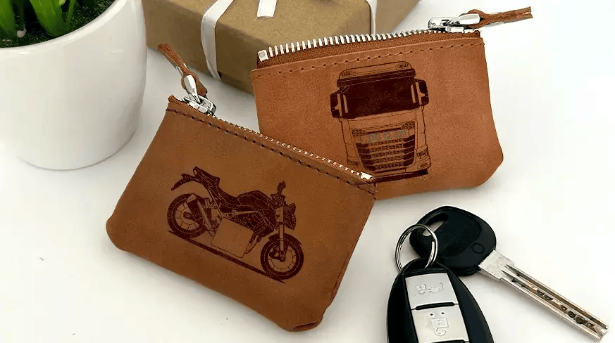 Zwei braune Leder-Schlüsselmäppchen mit Reißverschluss: eines mit Motorrad und Kennzeichen 